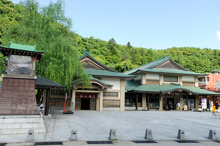 中央の建物が「菊の湯」女湯、右は山中伝統芸能が催される「山中座」
