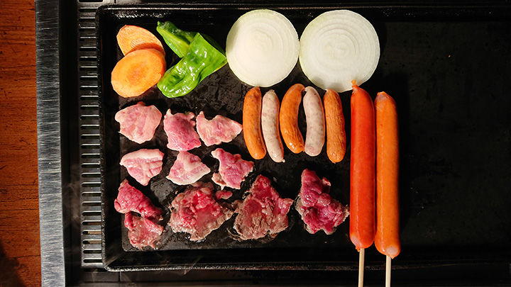 肉やソーセージ、野菜盛り合わせ、焼きそば麺などのセットメニューをチョイス