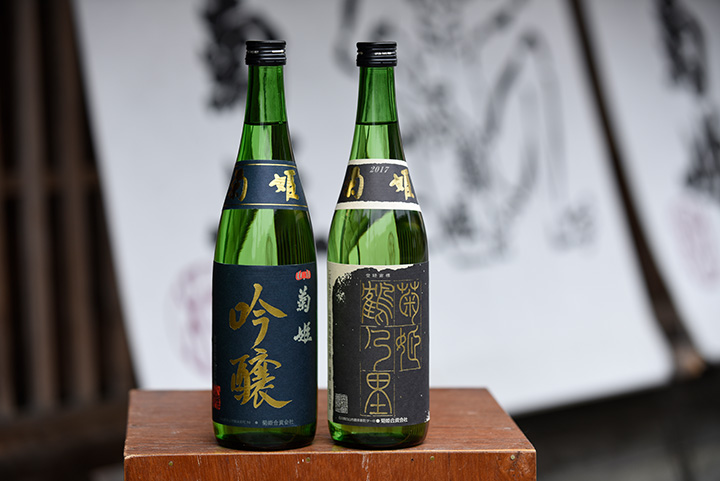 左から「菊姫吟醸」2,160円、世界的なワイン品評会の「SAKE」部門でチャンピオンに輝いた「鶴乃里」2,160円、共に720ml