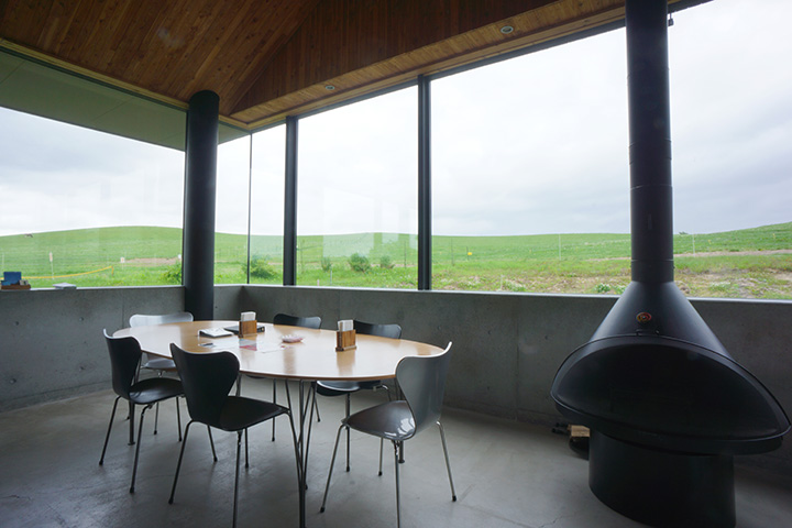 シンプルながらセンスが光るカフェ＆ショップの空間。窓からは牧場を見渡せる