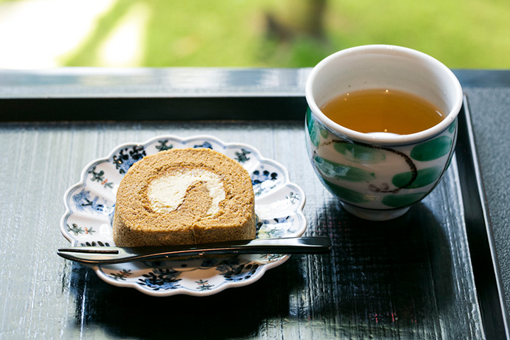 「献上加賀棒茶」と「加賀棒茶のロールケーキ」のセット500円