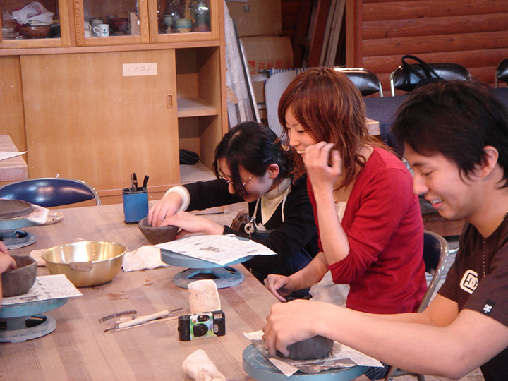 手びねりで好きな形を作る陶芸教室