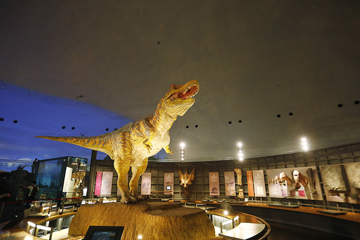 動くティラノサウルスのロボットは実物の約4分の3スケール