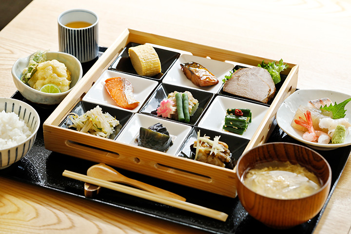 サワラの昆布締め、ハモのはさみ揚げなど、季節のお刺身と天ぷらも付いた「お昼ごはん」2,200円。この他デザートも付く