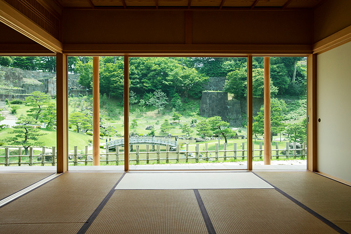 「玉泉庵」の和室から眺める美しい庭園。意匠性の高い石垣にも注目