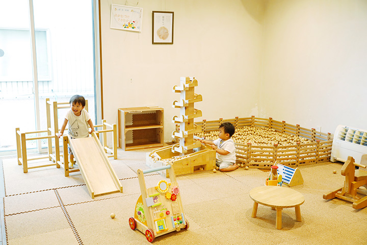 「能登ヒバ」のすべり台など、木の遊具で遊べるキッズスペース