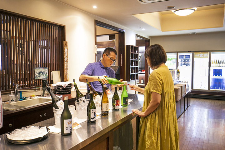 代表的な日本酒が並ぶ無料の試飲コーナー