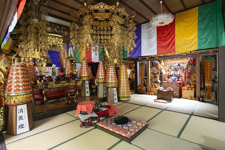 日本のお寺には珍しいきらびやかな装飾