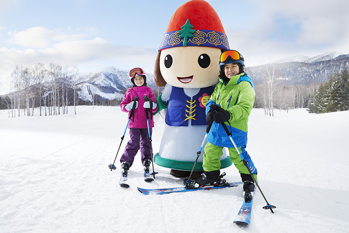 オリジナルキャラクターの「ニポ」。一緒に滑るうち、スキーやスノーボードが大好きに