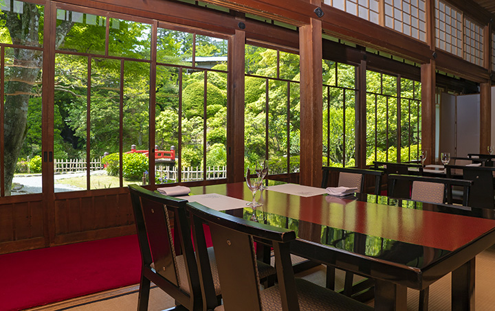 数寄屋風書院造りの「別館　菊華荘」。美しい庭が窓外に広がる