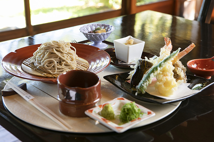 季節の食材と蕎麦を取り合わせた「箱根山膳」2,860円
