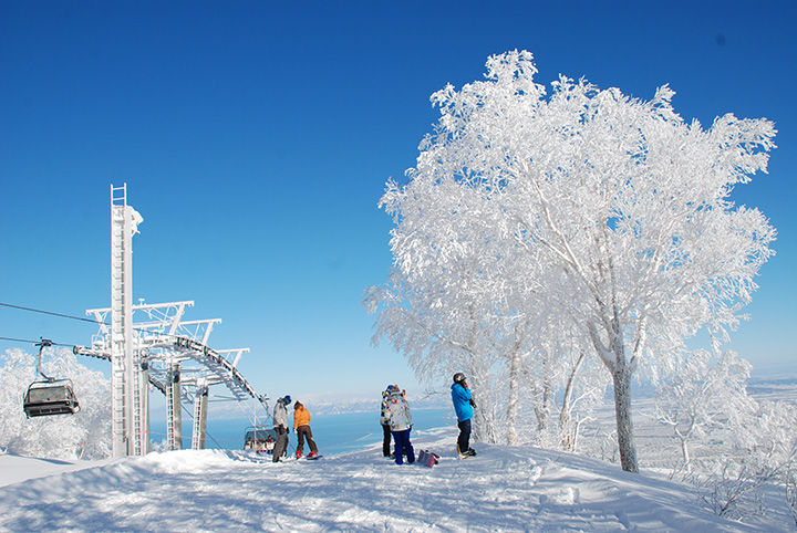 標高1,023mの手稲山（ていねやま）山頂からは札幌市街地や石狩湾、大雪山系まで一望できる