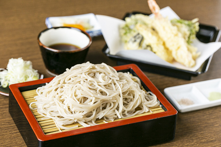 「天ざるそば」1,470円。海老と季節の野菜の天ぷらが付く