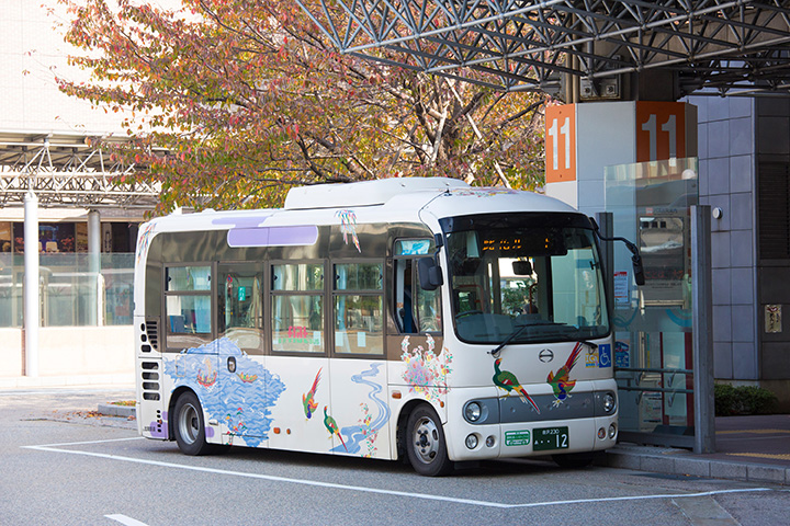 地元の方がよく利用するコミュニティバス「金沢ふらっとバス」　写真提供：金沢市
