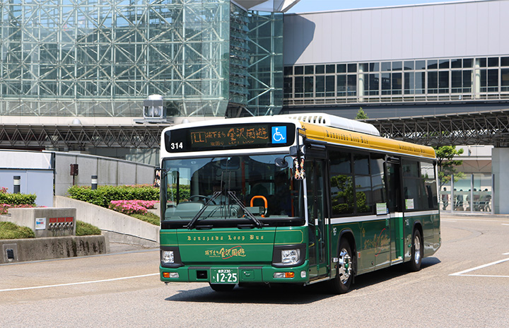 左まわりルートの「城下まち金沢周遊バス」　写真提供：金沢市