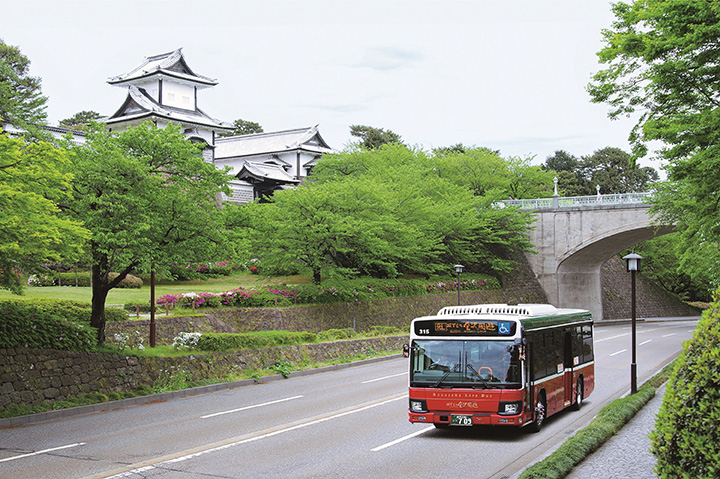 右まわりルートの「城下まち金沢周遊バス」　写真提供：金沢市