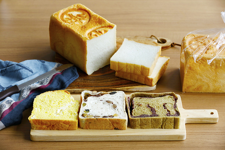 左からレアクリームチーズとオレンジピールの夏限定「爽（そう）」、「まめ」、「加賀棒茶」、奥は「加賀極（かがきわみ）」