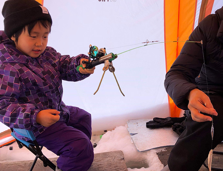 暖かいテントで座ったまま釣りができるので、子どもからお年寄りまで楽しめる