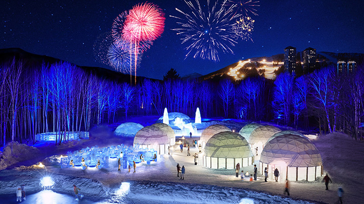 「アイスヴィレッジ」では毎日19時30分に花火が打ち上げられ、冬の夜空を華やかに彩る