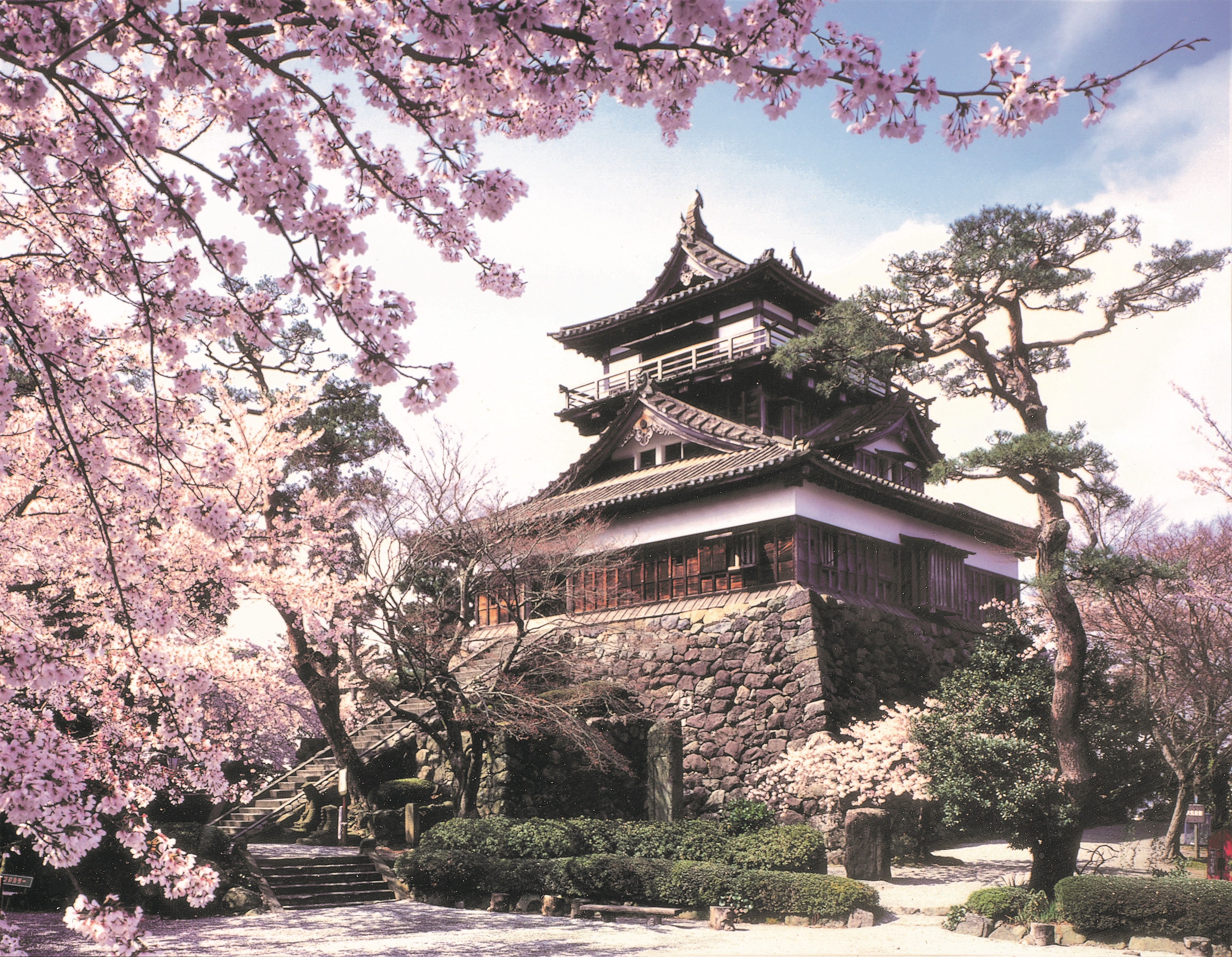 築城400年を記念して造られた日本庭園式公園があり、桜や紅葉、雪景色も見事