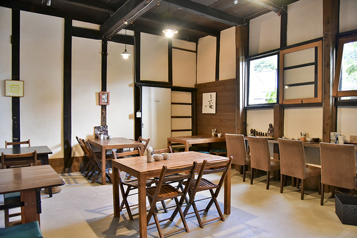 明治時代に建てられた会津本郷焼の作業場を改築した店内。近所の廃校からもらった机や椅子が並ぶ