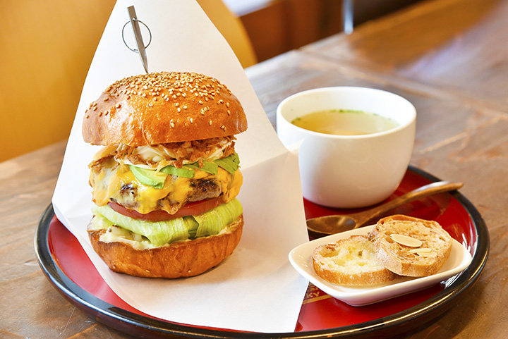 「会津美人（べっぴん）バーガー」はラスク付きで880円。ランチセットはプラス250円でスープ、ドリンクが付く