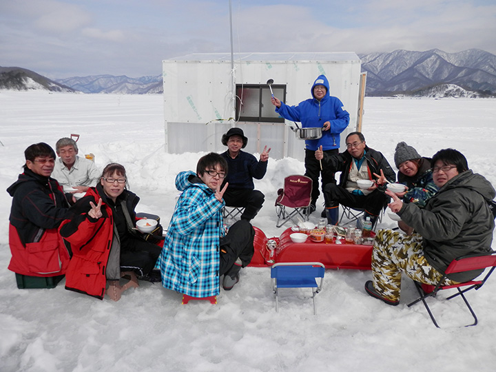 食べ物や飲み物を持参すれば、氷上で楽しむことも