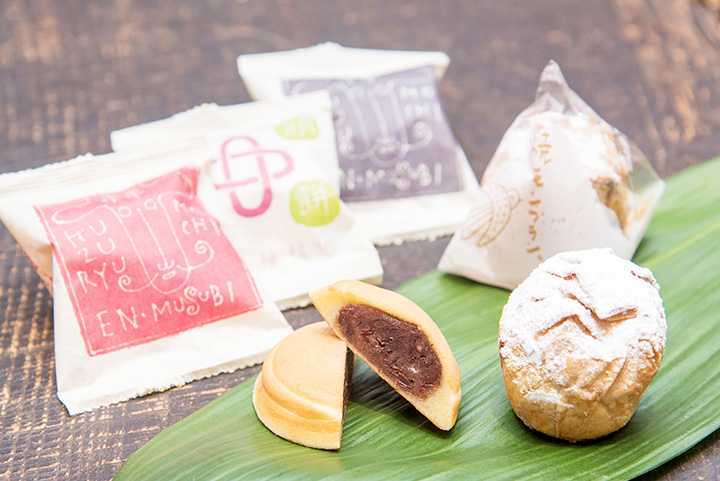 左から「九頭龍餅」120円、「焼きモンブラン」330円。バラ買いできる商品が多く、いろいろなお菓子を味わえると好評
