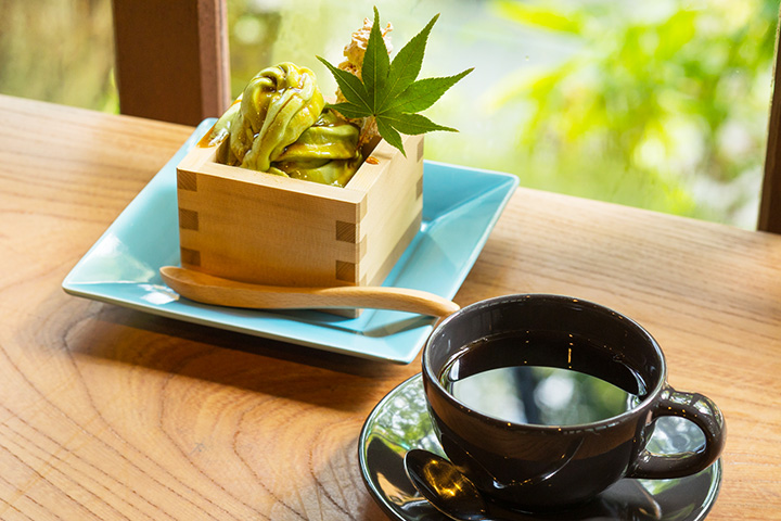 ブレンドコーヒー330円と、抹茶の「ひこばえサンデー」380円
