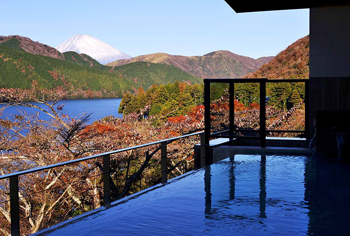 芦ノ湖や自然との一体感を楽しめる女性用の露天風呂。夕景も格別