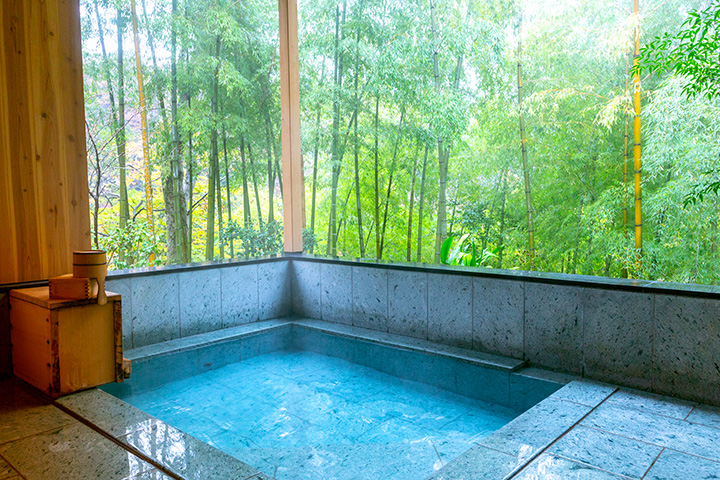 露天風呂「淀君の湯」。ナトリウム－塩化物泉の湯は体がよく温まり、湯上がりもポカポカ