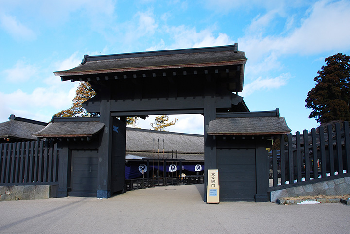 箱根関所で特に人気の撮影スポット「京口御門」。高さ6mもある重厚な門が、訪れる人を圧倒する