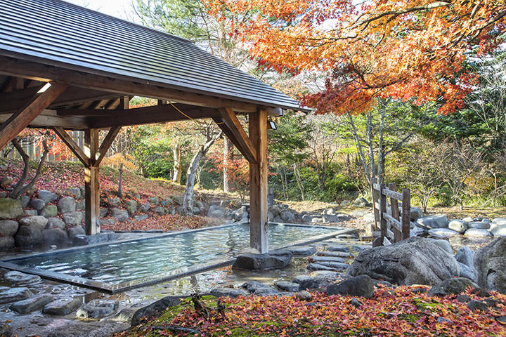 秋は色とりどりの紅葉が美しい、新館の露天風呂