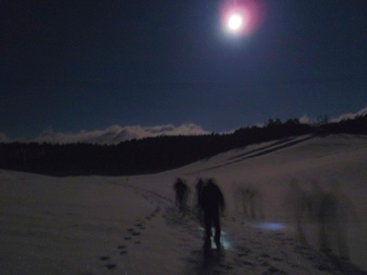月明かりに照らされた雪原を進む。雪国の必需品、かんじきの歩きやすさは感動的