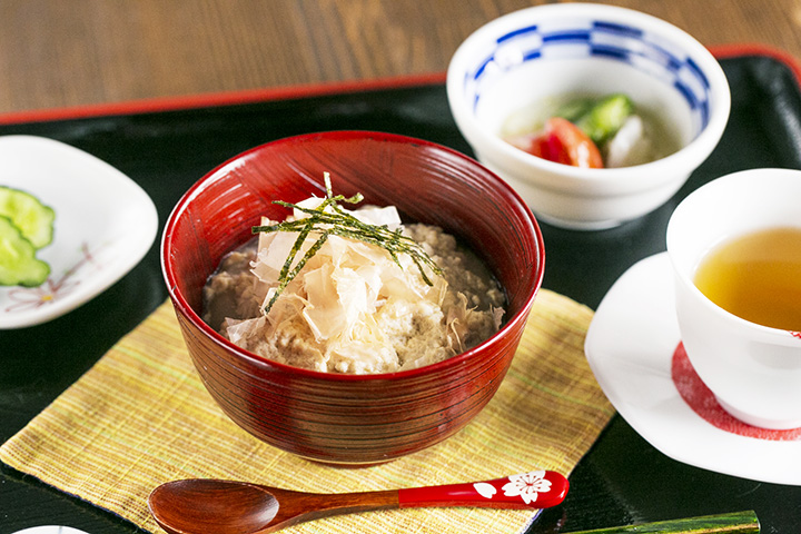 「豆腐もち」715円。小鉢と自家焙煎のほうじ茶が付く