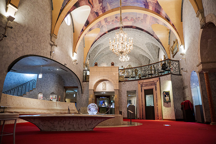 ヴェネチアにある「ドゥカーレ宮殿」の天井を模した「ヴェネチアン・グラス美術館」の館内