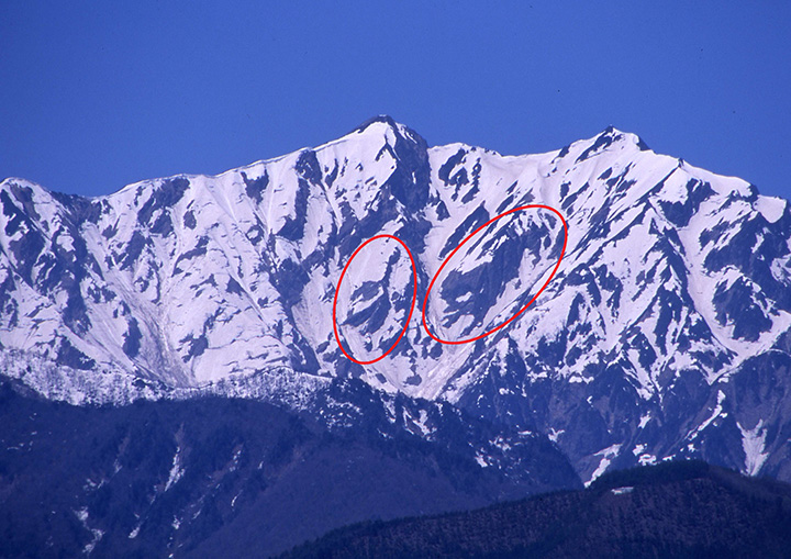 飛び立とうとしている鶴（左）と、山を駆け下りている獅子（カモシカ／右）の雪形が現れる鹿島槍ヶ岳