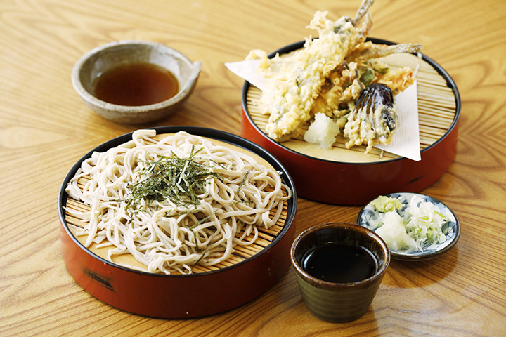 1匹半分の岩魚と野菜の天ぷらが付いた「岩魚天ざるそば」1,350円