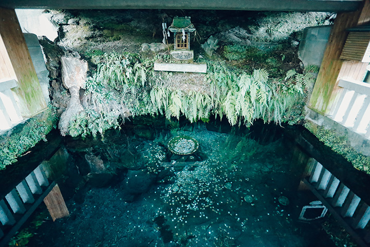 平安時代の銅鏡が中に収められているとされる「鏡ヶ池」