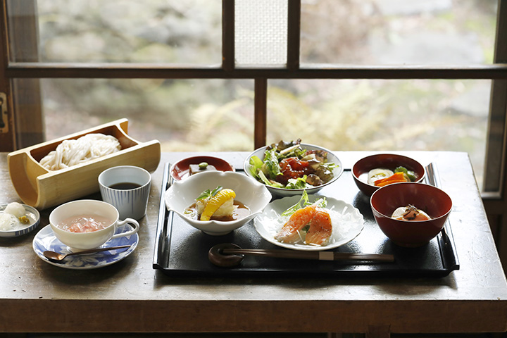 季節の食材満載の人気メニュー「茂吉膳」でランチ。メインはわちがいオリジナルの生麺「ざざ」か黒豚丼が選べる
