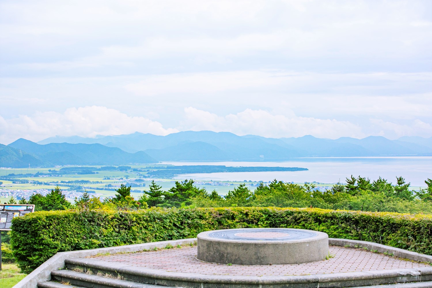｢昭和の広場｣にある眺望台。猪苗代湖を一望できる