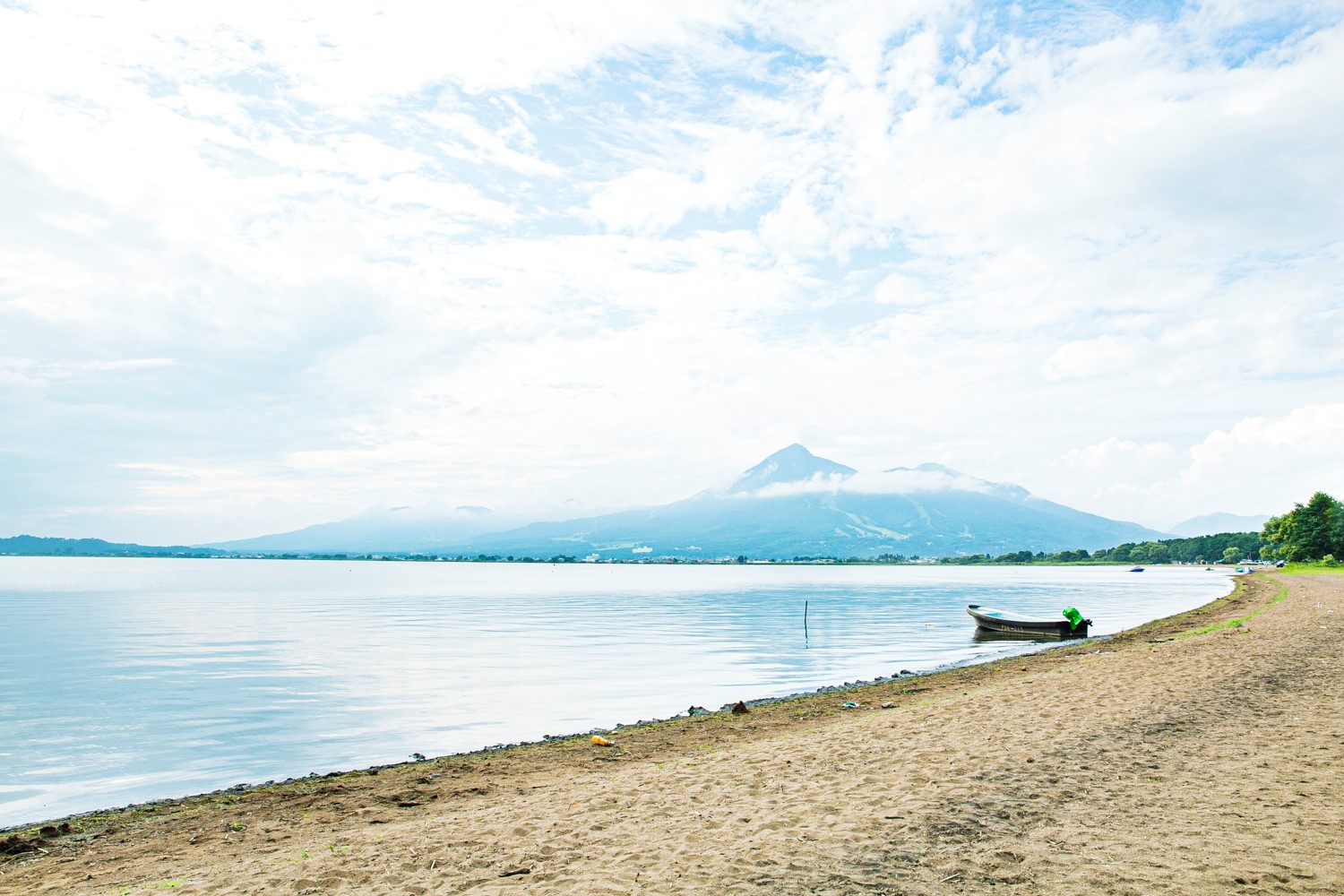 ｢天神浜｣からは猪苗代湖と磐梯山を眺められる