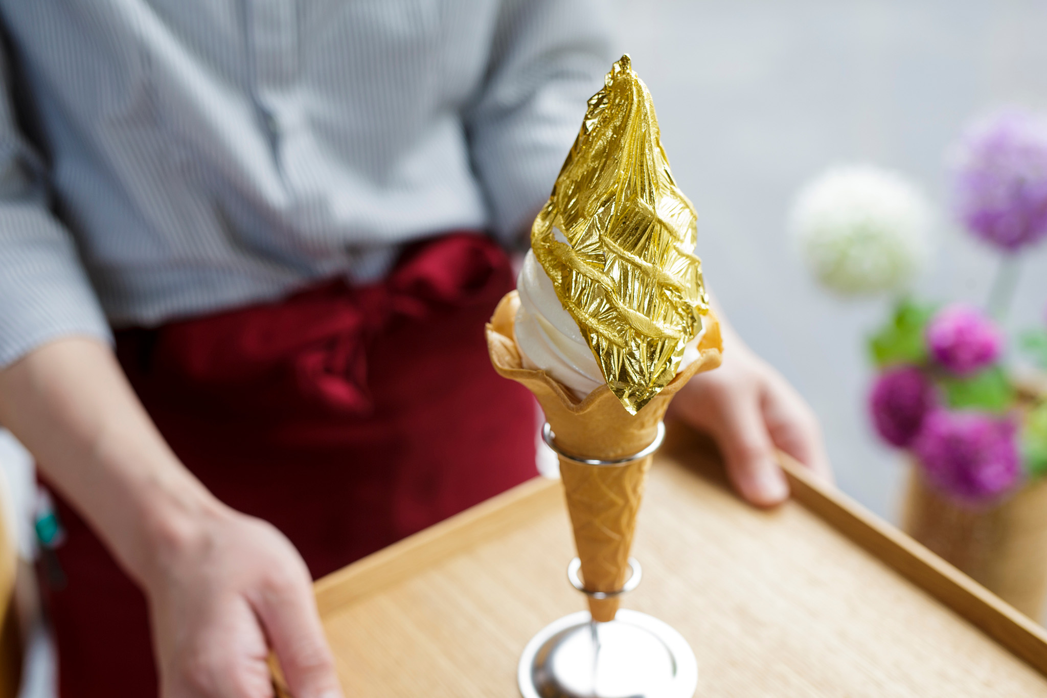 金箔のかがやきソフトクリーム962円（テイクアウト）、980円（イートイン）