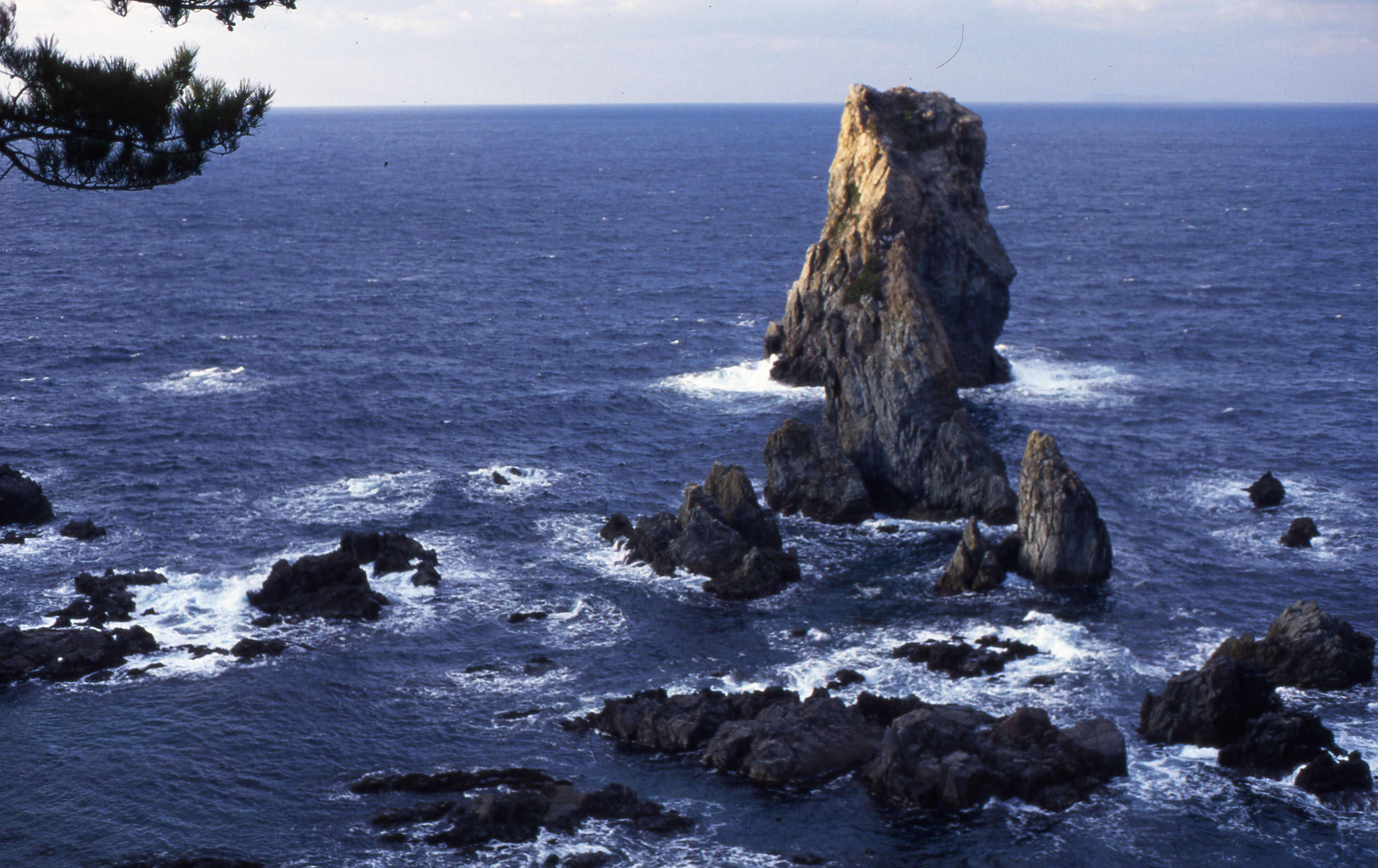 冬の日本海に屹立する青海島の奇岩群