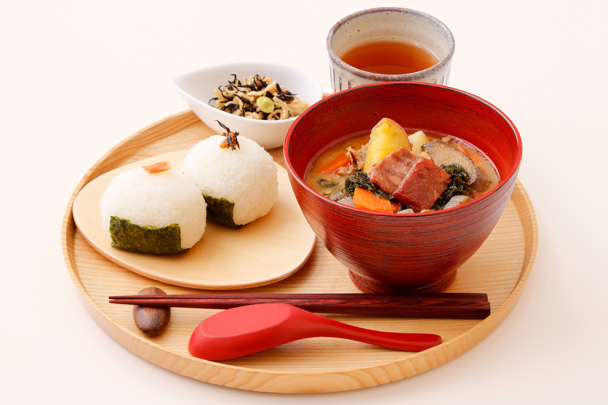 港町のめった汁、塩こうじ鮭のおむすびなど、お味噌汁・おむすび・おばんざいが選べる「そらみそ定食」990円〜