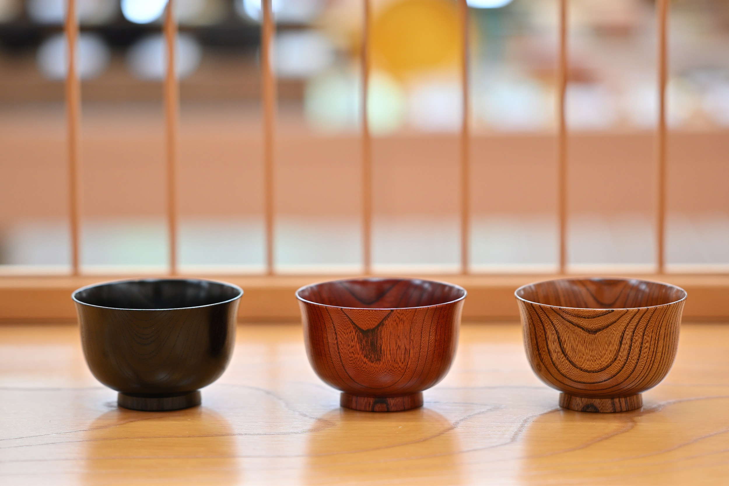 木目の美しさが際立つ山中漆器