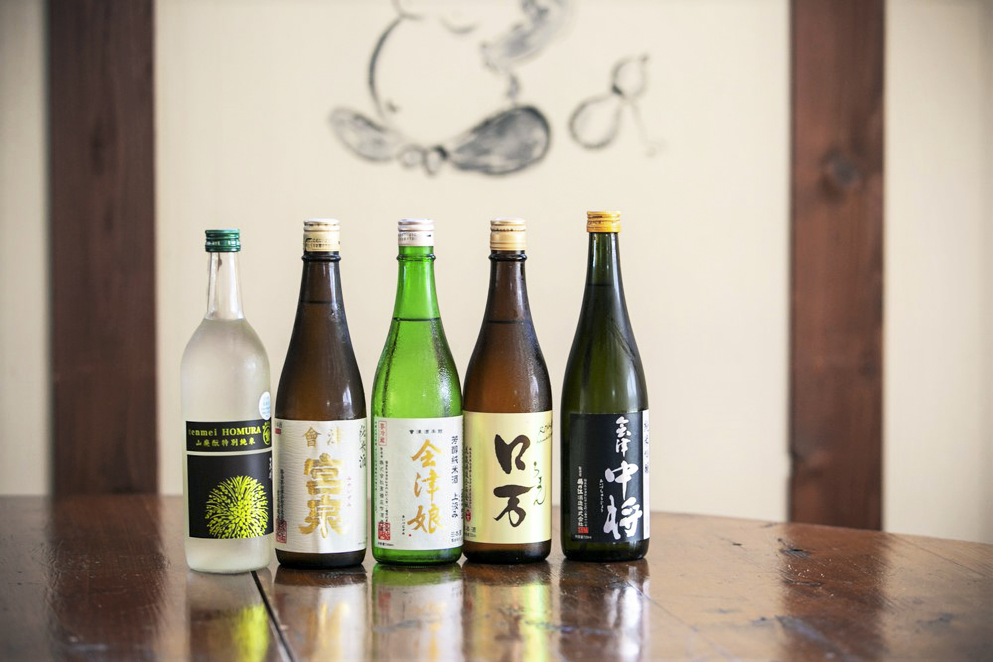 定番酒や季節限定品、オリジナルの日本酒も揃う