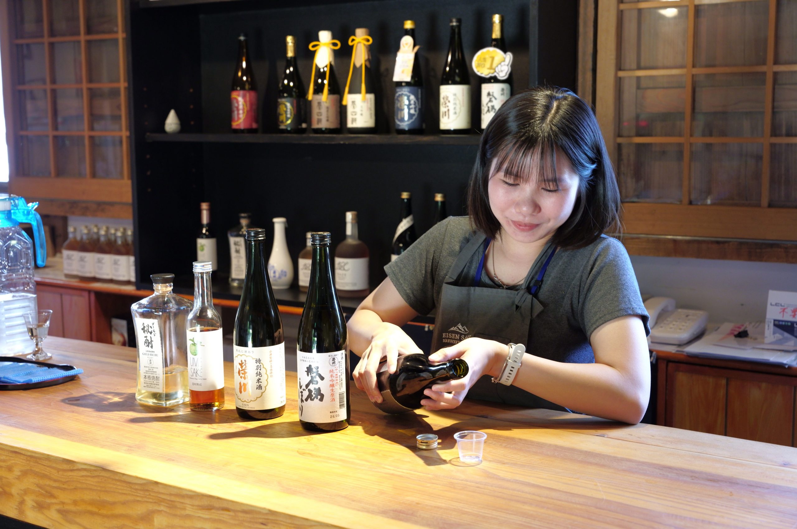 売店「ゆっ蔵」では代表的な銘柄を試飲できる