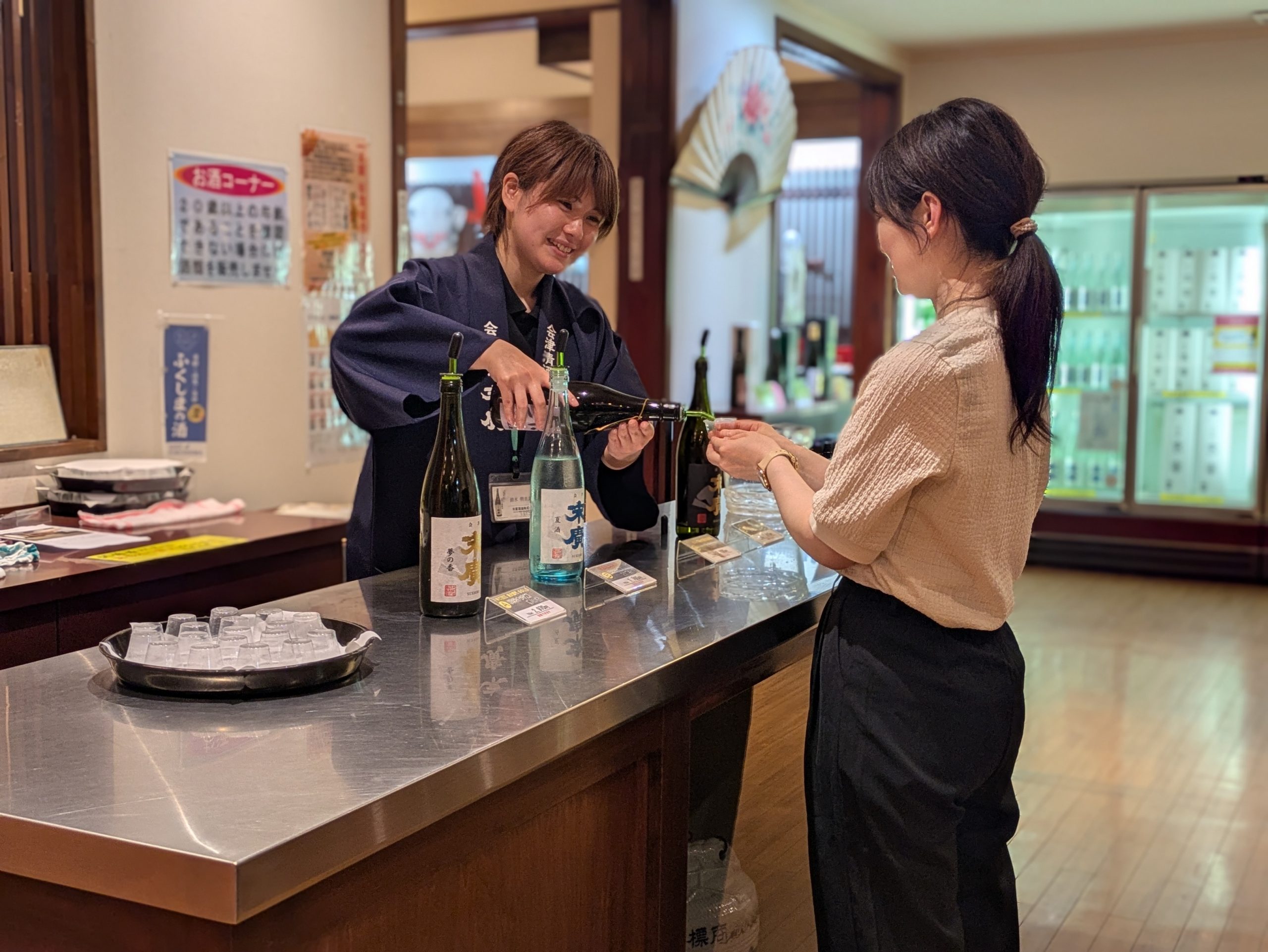 直売所では、蔵おすすめの日本酒を試飲できる