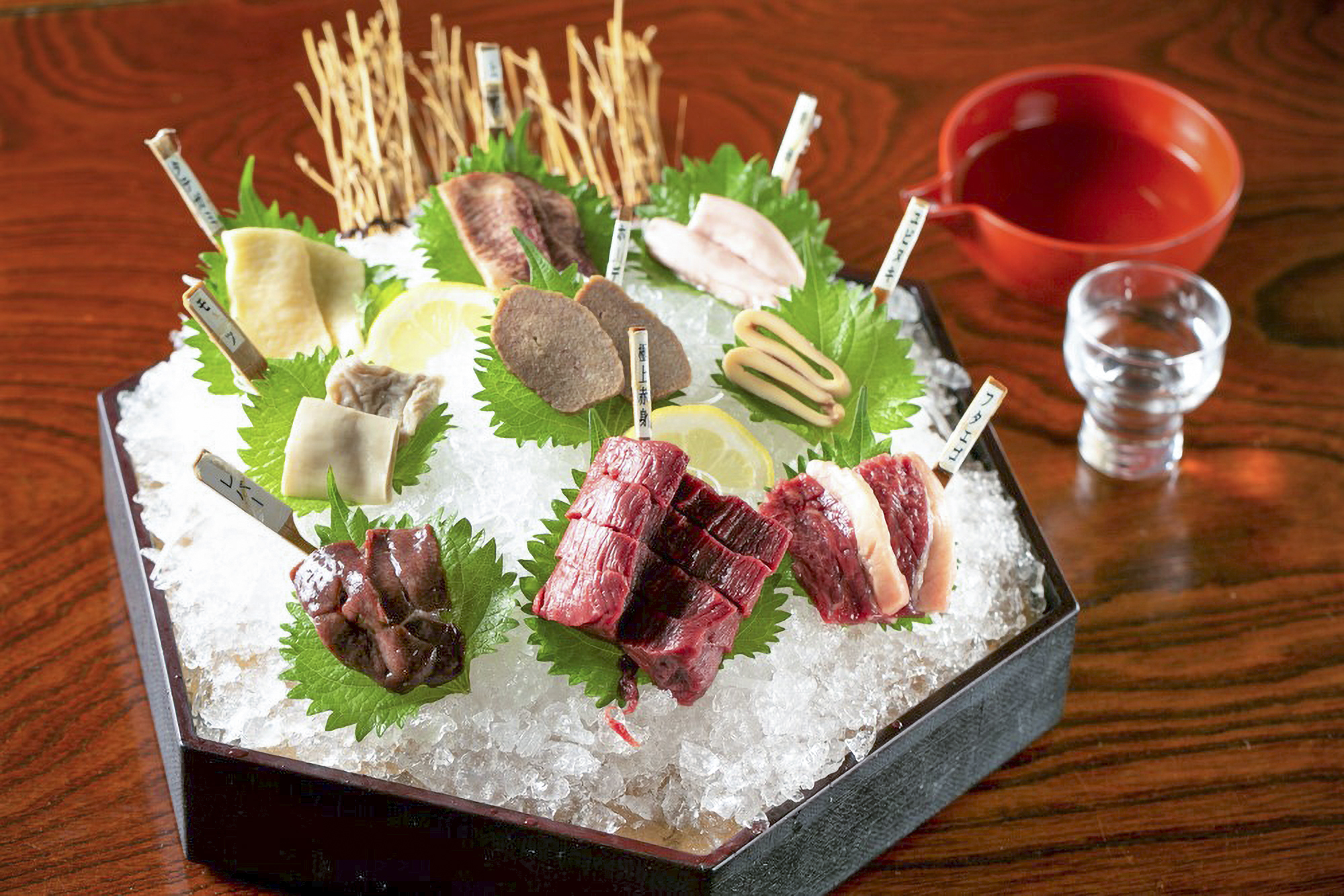 叶松谷(道夫）お猪口　馬　虎　セット 会津若松でおすすめの、馬刺しと日本酒が味わえる名店 - みちくさガイド